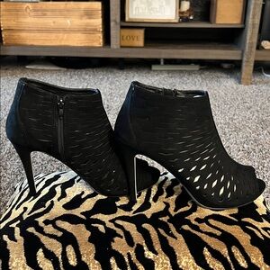 Madden Girl Rockella Black Fabr Size 10 NEW
Black Peep-Toe Laser-Cut Ankle Booti